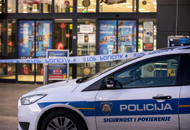 Vozač pokušao automobilom pregaziti policajca