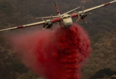 Avioni ispuštaju pink prah tokom požara u Los Anđelesu