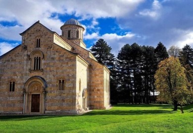 Kosovo pristalo da uknjiži manastir Visoki Dečani na SPC