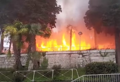 Hotel na primorju u plamenu, požar se širi (VIDEO)