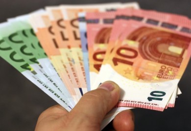 Pariz poručuje “Totalu” da podigne plate radnicima