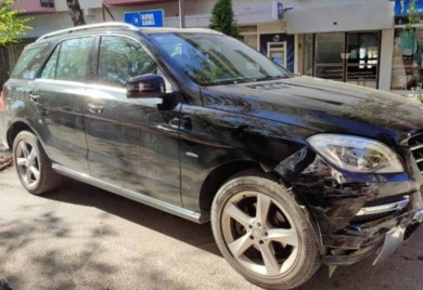 Vozač “mercedesom” napravio haos: Razbio tri automobila u centru grada
