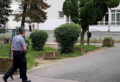 Objavljen snimak hapšenja učenika osumnjičenog za pucnjavu u Lukavcu (VIDEO)