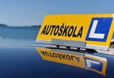 Policija upala u više auto-škola, uhapšeno 20 ljudi