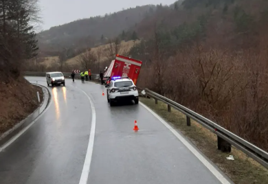 Kamion sletio sa puta u kanjonu