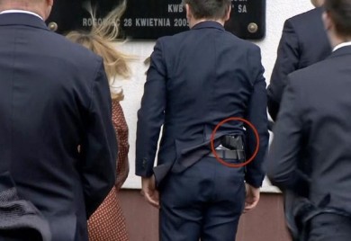 Vjetar otkrio pištolj za pojasom ministra (VIDEO)