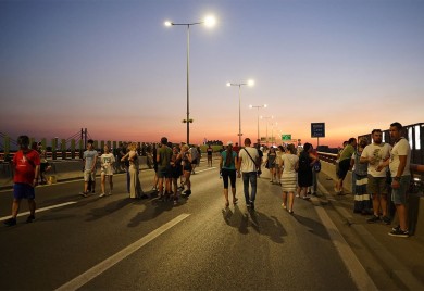 Učesnici protesta dijela opozicije u Srbiji blokirali Gazelu