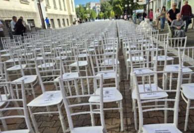 Gdje su i kada ćemo ih naći? Nepregledni niz praznih stolica u centru Banjaluke teži od svake riječi