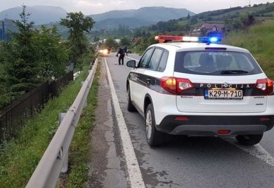 Sudar tri automobila kod Tešnja: Jedna osoba povrijeđena, saobraćaj usporen