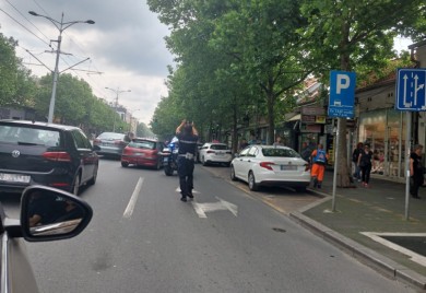 (VIDEO) Šok snimak iz Beograda: Vozač istrčava iz kola i bije starijeg čovjeka koji van pješačkog prelazi Bulevar kralja Aleksandra