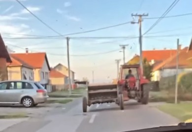 Traktor i prikolica “ruku pod ruku” (VIDEO)
