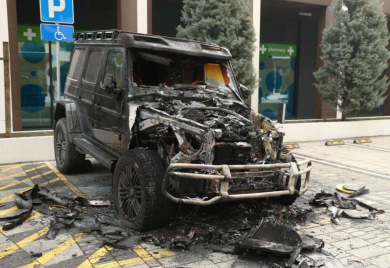 BIZARNE SCENE! Djeca dolaze da se slikaju pored izgorjelog džipa Bake Praseta