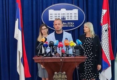 Stanivuković Đajiću: Neka SNSD ukine akcize i skupu struju, pa će parking biti besplatan