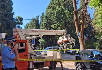 Radnici ispali iz korpe: Hitno prebačeni u bolnicu