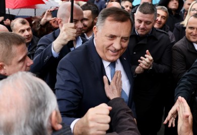 Dodik stigao u sud: Dočekan aplauzom, uz povike “Mile, Mile!” (VIDEO)