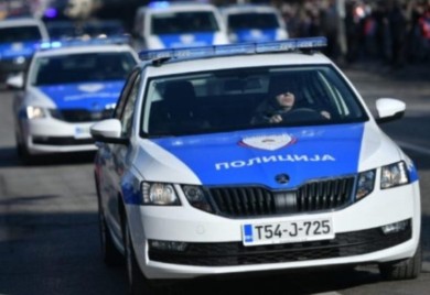 Bombom oštećena dva vozila i kuća