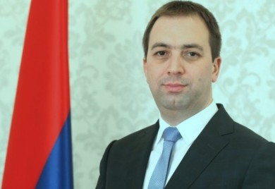 SELAK: Zakonom dodatno urediti i propisati isticanje srpske trobojke