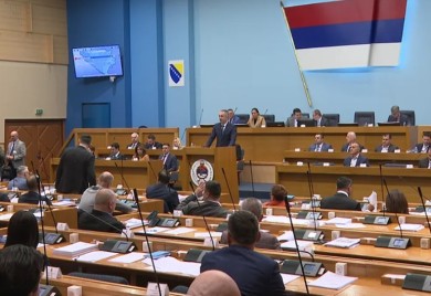 Poslanici odbili skidanje tačke s dnevnog reda o kriminalizaciji klevete