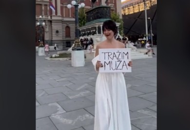 URNEBESNE REAKCIJE: Centrom grada šetala u vjenčanici s natpisom “tražim muža” VIDEO