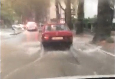 Zbog velikih kiša u Mostaru teku bujice vode po putevima