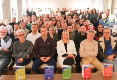 Kuća Milanovića ispunjena do posljednjeg mjesta: Sabrana djela Emira Kusturice u Banjaluci