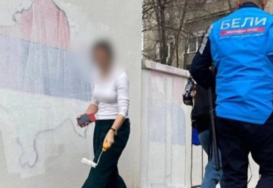 Prekrečen mural u Beogradu: Aktivisti NVO brišu tragove srpskog identiteta kako bi "zaštitili svoju djecu" (FOTO/VIDEO)