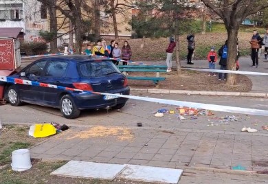 Drama u parkiću: Automobil uletio u igralište puno djece, djevojčica povrijeđena (VIDEO)