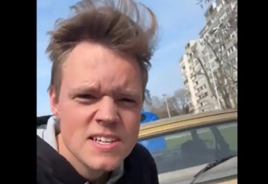 Skandal u Hrvatskoj: Američkom influenseru skinuli beogradske tablice i izgrebali auto VIDEO