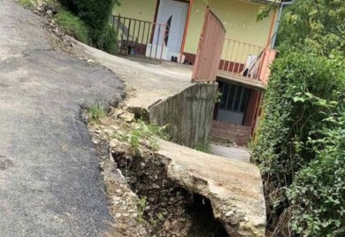 Mještani banjalučkog naselja zabrinuti: Dok nadležni snimaju teren, kuća i dalje visi zbog odrona