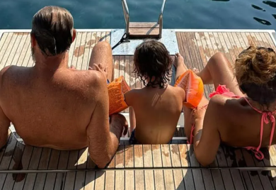 Najveći zavodnik regiona u sedmoj deceniji vozi jedrilicu: 32 godine mlađa supruga se pohvalila na mrežama