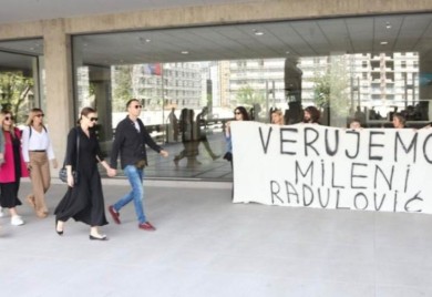 Prekinuto suđenje Miki Aleksiću: Branilac urlao na sudiju, tvrdio da ga glumica Milena Radulović ispravlja