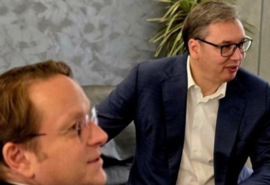 Vučić sa Varheljijem: Informisao sam komesara o zabrinjavajućoj situaciji na KiM