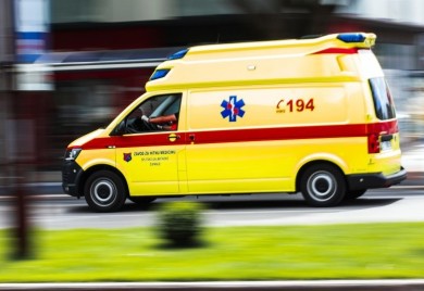 SPLIT: Vozilo hitne pomoći sletjelo s ceste