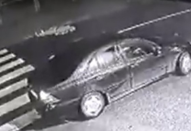Muškarac šetao pješačkim prelazom, udario ga vozač Mercedesa