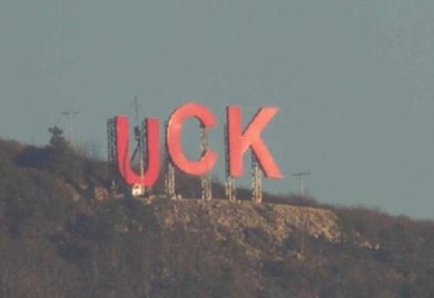 Nove provokacije: Iznad Kosovske Mitrovice osvanuo znak “UČK”
