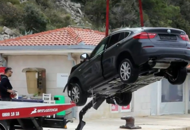 Pripit BMW-om sletio u more, poginula žena (FOTO)