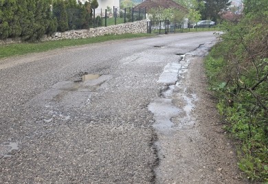 Drakulić i dalje na mukama: Ulica Goluba Babića puna kratera, vožnja postala rizik