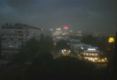 Mrak i orkanski udari u prestonici: Tamno nebo prekrilo grad, ulice puste