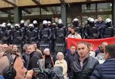 Nova blokada tužilaštva u Novom Sadu, poslanici i policija u okršaju na ulazu u zgradu