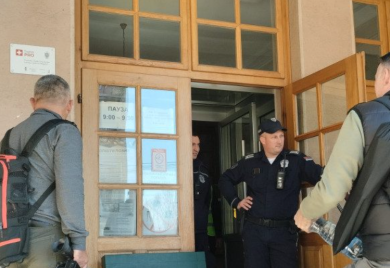 Opozicija pokušala da uđe u zgradu SO Bogatić, bacali jaja i kamenice