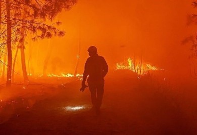 U Meksiku požar zahvatio pruge i kuće