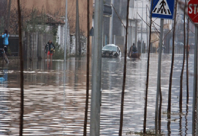 ALBANIJA: Otac i sin smrtno stradali u poplavama