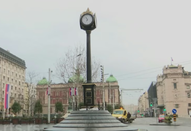 Postavljen sat na kružnom toku na Trgu Republike: Visok je devet metara i težak oko sedam i po tona