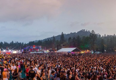 Malezija prekinula muzički festival jer je frontmen na sceni poljubio kolegu