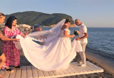 Lijepa priča iz Buljarice: Upoznali se na plaži, na istom mjestu se vjenčali