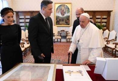 Službena posjeta Svetoj Stolici! Evo šta je Denis Bećirović poklonio papi Franji