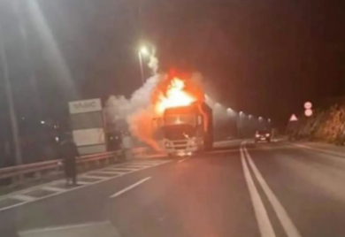 Ogroman požar zahvatio kamion u pokretu