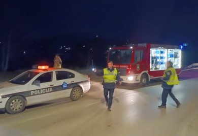 Troje mladih automobilom sletjelo u rijeku FOTO
