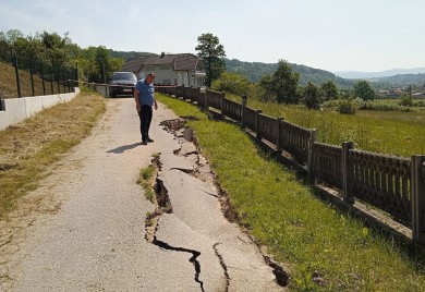 Klizište ugrozilo put i mezarje u Sanskom Mostu