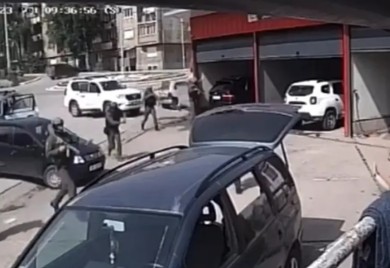 Objavljen snimak hapšenja Srbina: Opkolili ga džipovima i priveli ga ispred perionice